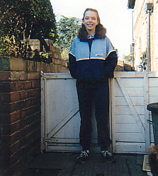 Therese Marshall da adolescente all'esterno di casa sua a Sheffield