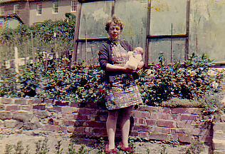 Therese Marshall appena nata con la nonna